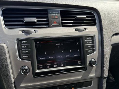 Used 2016 Volkswagen Golf S image 24