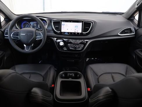 Used 2026 Chrysler Pacifica Select image 3