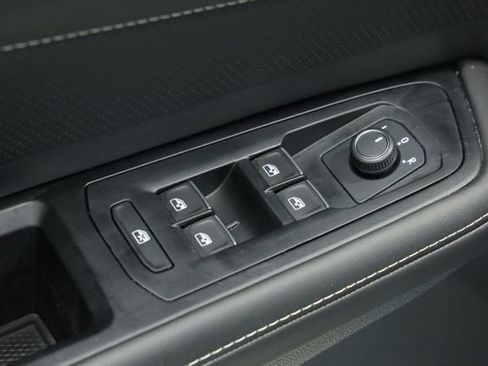 Used 2025 Volkswagen Atlas SE image 30