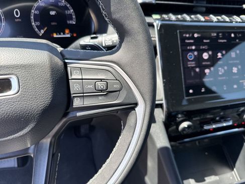 New 2025 Jeep Grand Cherokee Altitude image 27