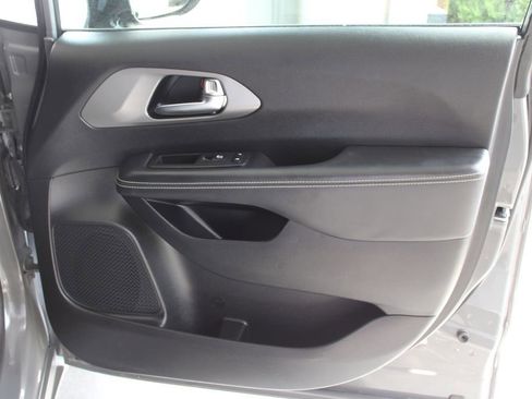 Used 2025 Chrysler Pacifica Select FWD image 35
