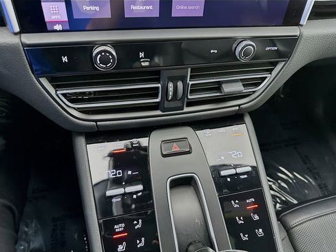 Certified 2023 Porsche Macan image 18