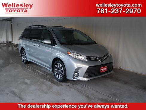 Used 2019 Toyota Sienna XLE image 1