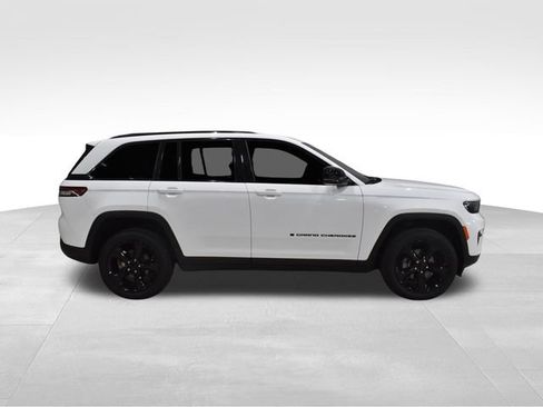 Used 2024 Jeep Grand Cherokee Altitude AWD/4WD image 12
