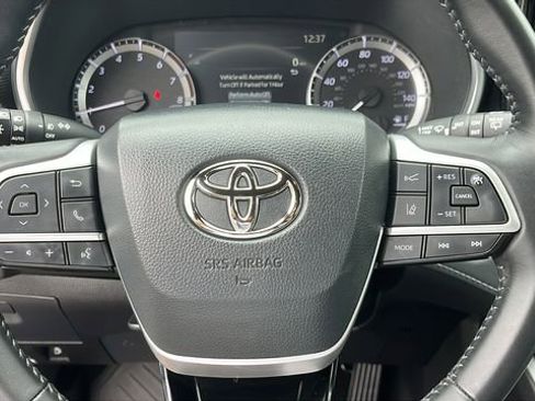 Certified 2024 Toyota Highlander XSE AWD/4WD image 11