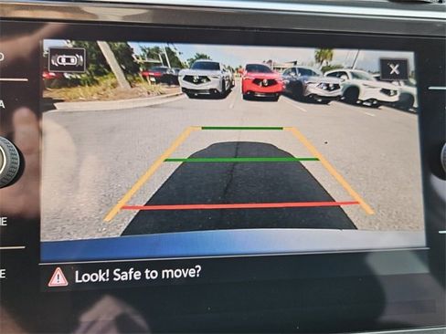 Used 2024 Volkswagen Tiguan SE image 10