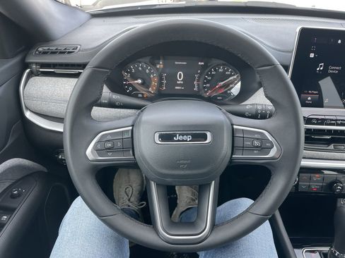 Used 2024 Jeep Compass Latitude image 21