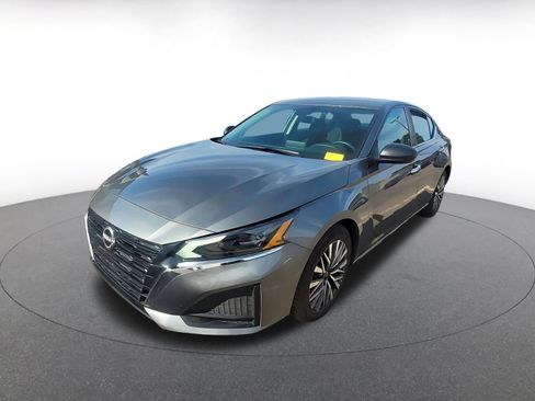 Used 2025 Nissan Altima 2.5 SV image 4