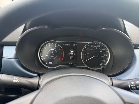 Used 2025 Nissan Versa SV FWD image 38