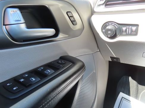 Used 2023 Chrysler Pacifica Touring-L FWD image 30