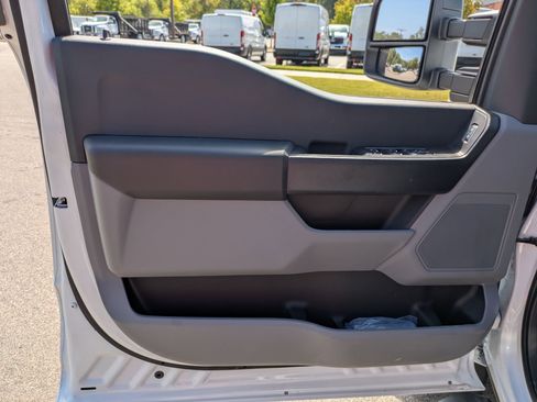 New 2025 Ford F550 4x4 Crew Cab image 15