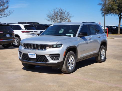 New 2026 Jeep Grand Cherokee Laredo image 2
