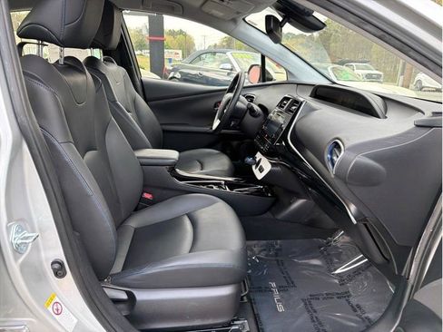 Used 2017 Toyota Prius Four Touring w/ Premium Convenience Package image 12