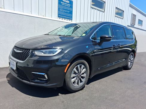 Used 2023 Chrysler Pacifica Touring-L FWD image 1