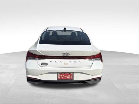 Used 2021 Hyundai Elantra SE FWD image 4