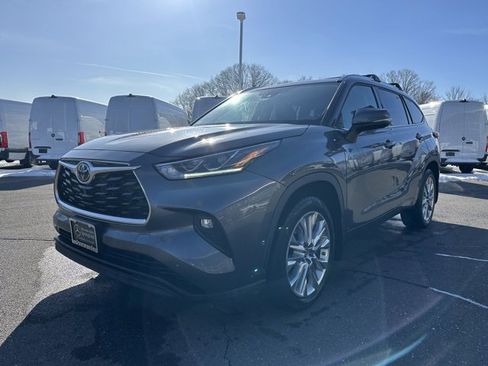 Used 2021 Toyota Highlander Limited image 3
