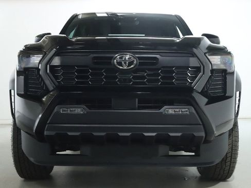 Used 2025 Toyota Tacoma TRD Off-Road AWD/4WD image 5