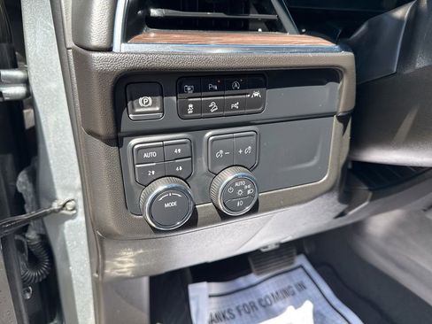 Used 2025 Chevrolet Suburban Z71 AWD/4WD image 13