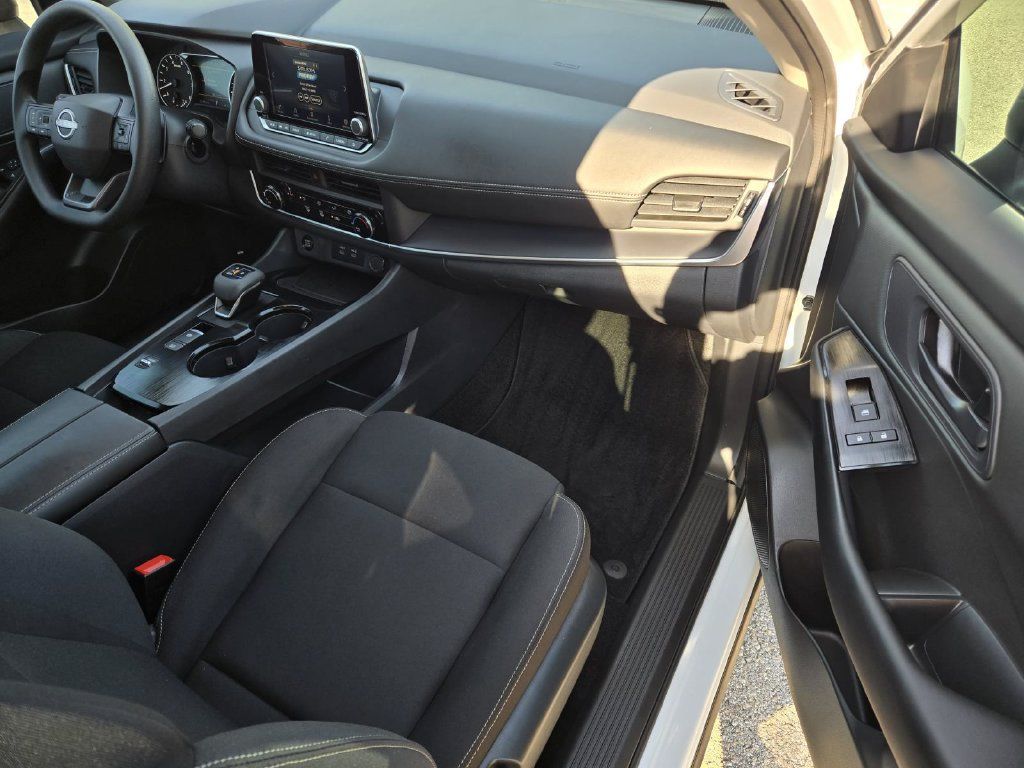 Certified 2025 Nissan Rogue S FWD image 8