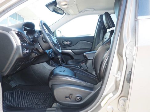 Used 2019 Jeep Cherokee Latitude Plus w/ Comfort/Convenience Group image 8