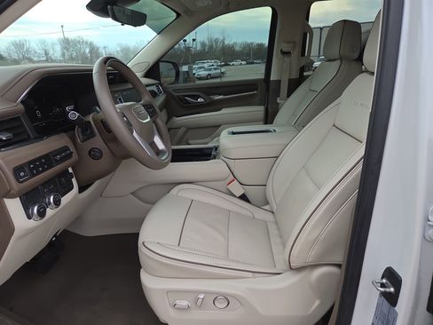 Used 2024 GMC Yukon Denali w/ Advanced Technology Package image 5