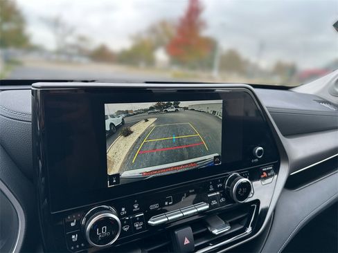 Used 2023 Toyota Highlander Limited image 24