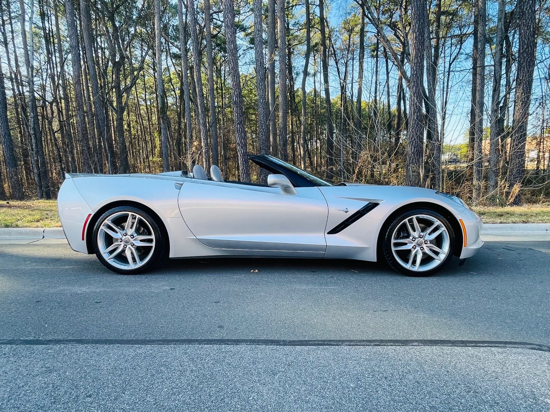 Used 2015 Chevrolet Corvette Stingray Convertible w/ 2LT Preferred Equipment Group RWD image 17