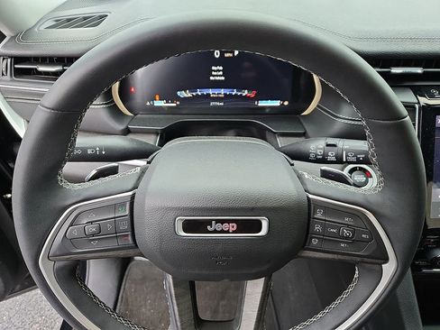 Used 2023 Jeep Grand Cherokee Limited w/ Black Appearance Package image 19