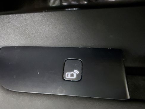 Used 2020 Land Rover Discovery SE image 31