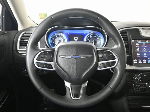 Used 2022 Chrysler 300 Touring w/ Sport Appearance Package image 33