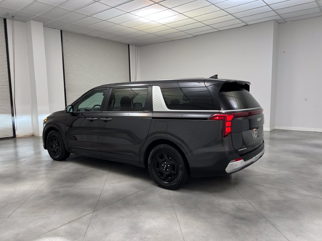 Used 2025 Kia Carnival FWD image 6