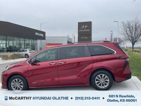 Used 2021 Toyota Sienna XLE w/ XLE Plus Package FWD image 14