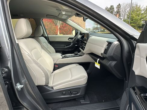 New 2025 Nissan Pathfinder SL image 11