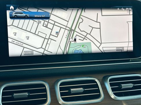 Used 2025 Mercedes-Benz GLS 450 4MATIC image 13