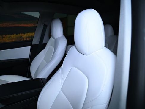 Used 2022 Tesla Model Y Long Range image 21