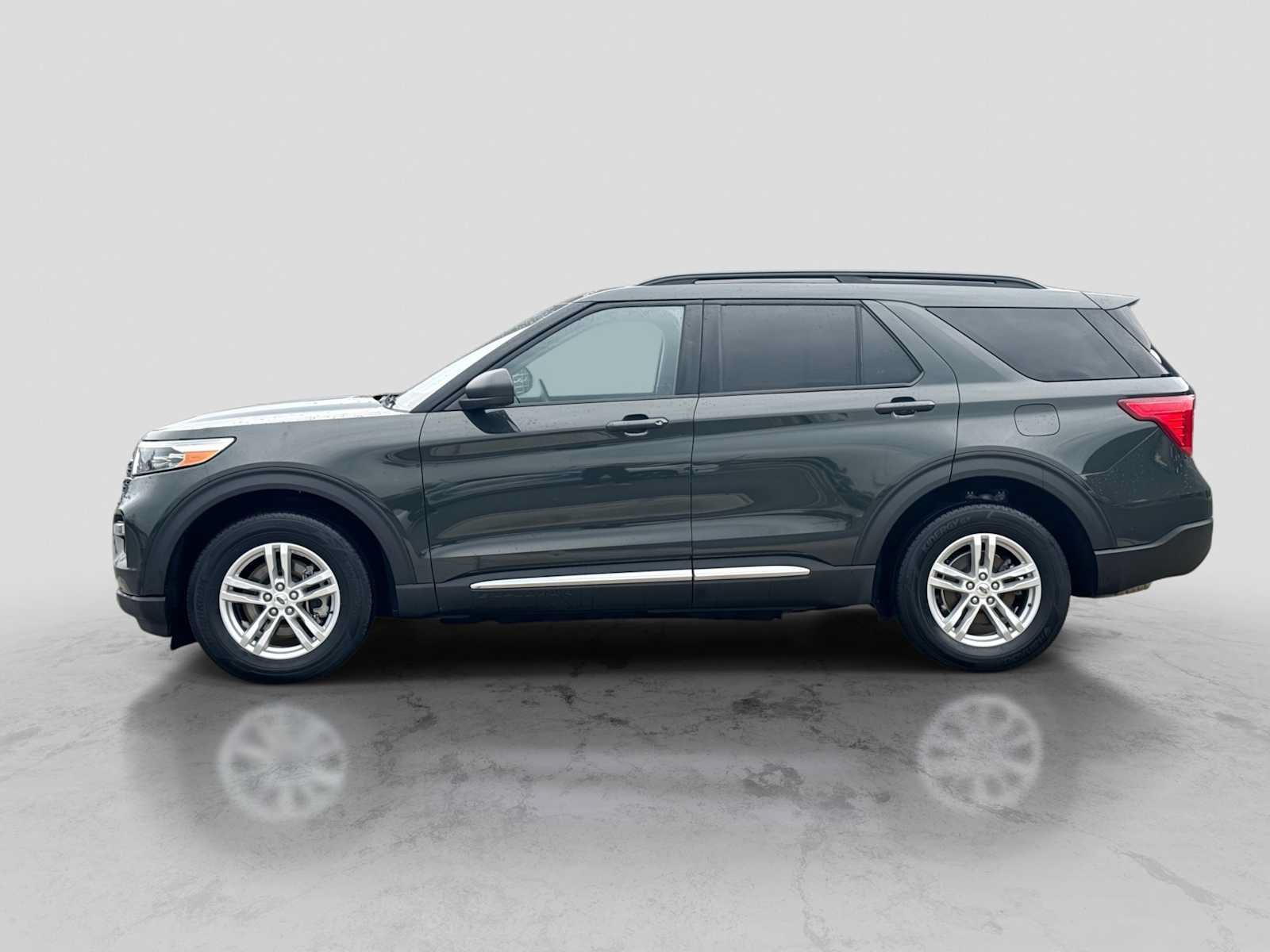 Used 2023 Ford Explorer XLT w/ Equipment Group 202A AWD/4WD image 3