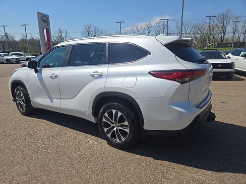 Used 2023 Toyota Highlander XLE image 5