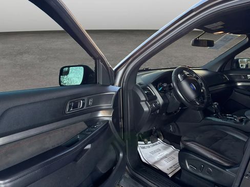Used 2018 Ford Explorer XLT w/ Equipment Group 202A image 9