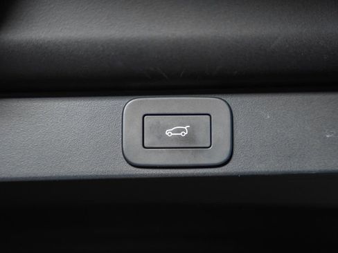 Used 2025 Land Rover Range Rover SE image 12