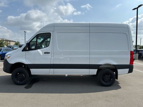 Used 2025 Mercedes-Benz Sprinter 2500 image 9