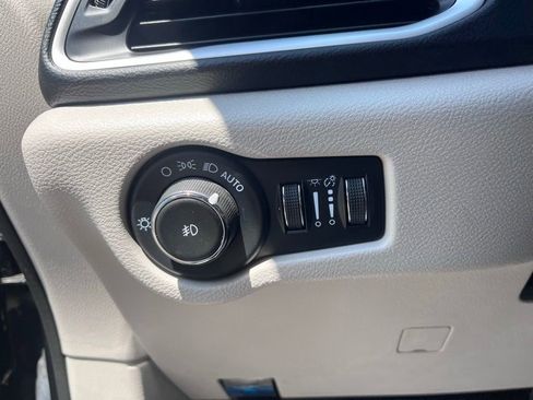 Used 2023 Chrysler Pacifica Touring-L FWD image 10