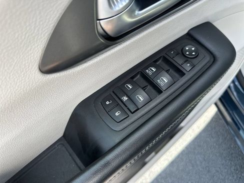 Used 2023 Chrysler Pacifica Touring-L FWD image 19