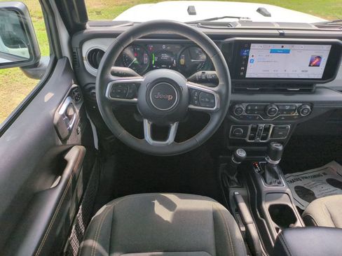 Used 2024 Jeep Wrangler Unlimited Sahara AWD/4WD image 30