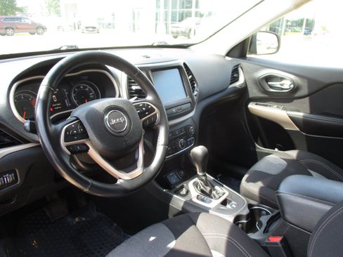 Used 2018 Jeep Cherokee Latitude FWD image 11