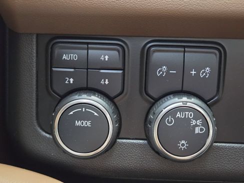 Used 2024 Chevrolet Tahoe High Country AWD/4WD image 28