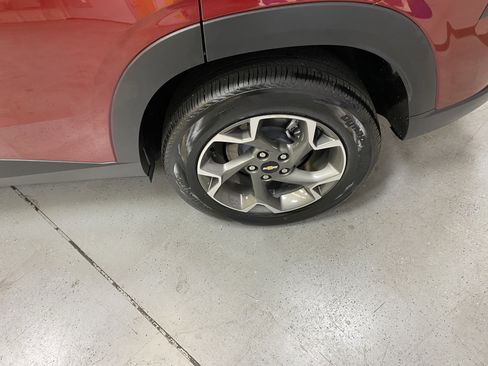 Used 2025 Chevrolet Trax LT w/ LT Convenience Package image 12