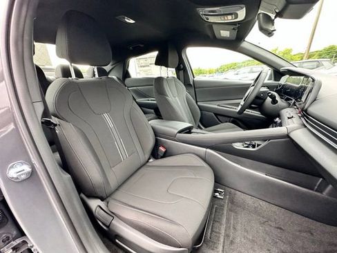 New 2025 Hyundai Elantra SEL FWD image 28
