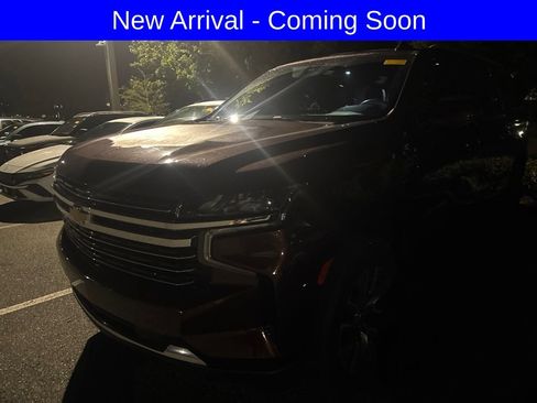 Used 2022 Chevrolet Suburban LT w/ LT Signature Package RWD image 2