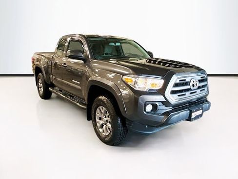 Used 2017 Toyota Tacoma SR5 w/ Tow Package image 3