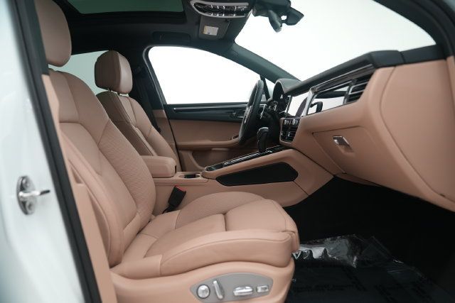 Certified 2026 Porsche Macan AWD/4WD image 23